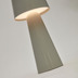 Nosh Arenys groe Tischlampe aus Metall mit grauem Finish