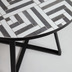 Nosh Tella runder Tisch aus weier und schwarzer Keramik und schwarzen Stahlbeinen  90 cm