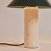 Nosh Valentine Tischlampe aus weiem Marmor und Metall mit grnem Finish