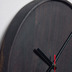 Nosh Zakie runde Wanduhr aus massivem Akazienholz schwarz lackiert  30 cm