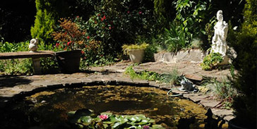 Gartendekoration mit Wasserelementen